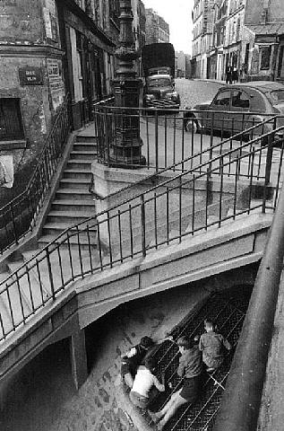 paris-vc66-foto-por-willy-ronis-1959-afterimage-gallery-dallas-usa-artnet