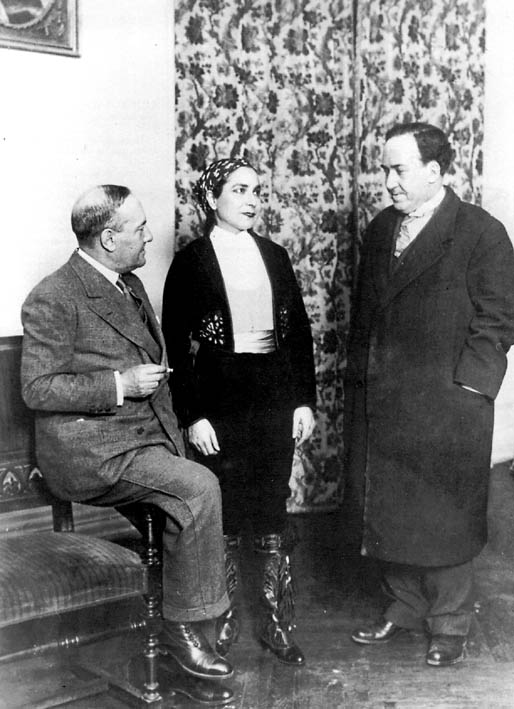 los Machado con Margarita Xirgu en el estreno de La Duquesa de Benamei en el Teatro Españlol el 26 de marzo de 1932